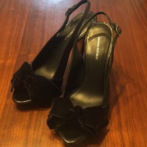 Beautiful Banana Republic heels with velvet bow